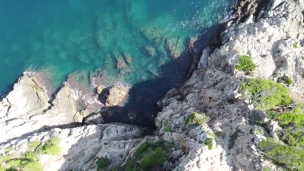 西班牙马略卡岛阳光普照的碧绿的大海和巨大的岩石悬崖峭壁令人叹为观止 — 图库视频影像