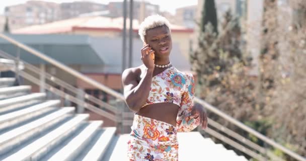 Positiv Ung Afrikansk Amerikansk Mandlig Transkønnet Farverig Kjole Tilbehør Smilende – Stock-video