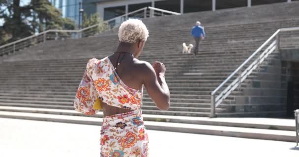 Вид Сзади Стильного Трансгендера Гуляющего Свежем Воздухе Солнечный День — стоковое видео