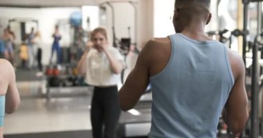 Spor salonunda boks öğreten bir koçun yavaş çekim videosu.