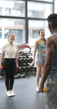 Afrikalı bir erkek eğitmenin spor salonunda fitness dersi verirken yavaş çekim videosu.