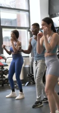 Afrikalı bir erkek eğitmenin spor salonunda fitness dersi verirken yavaş çekim videosu.
