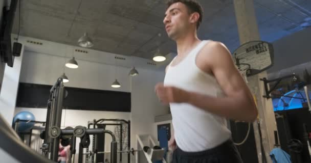 Spor Salonunda Koşu Bandında Terleyen Bir Adamın Yavaş Çekim Videosu — Stok video