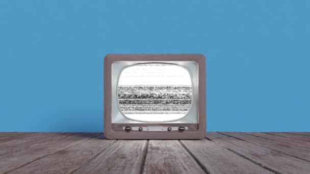 Gerçek Zamanlı Olarak Eski Moda Kahverengi Televizyonu Yakınlaştır Ahşap Zemine — Stok video