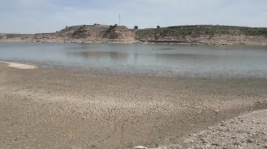 Sıcak güneşin altında, İspanya 'nın sığ sol sularıyla kurumuş Ebro nehrinin üzerinde hareket eden hava manzarası.