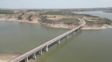 İspanya 'daki Ebro nehrinin üzerinden geçen bir hava manzarası.