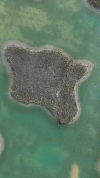 Malebný Letecký Pohled Malé Jezero Mezi Travnatou Loukou Kopcovitém Terénu — Stock video