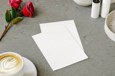 Boş bir kartpostalın romantik sahnesi heyecan ve hediyelerle dolu. 3d hazırlayıcı