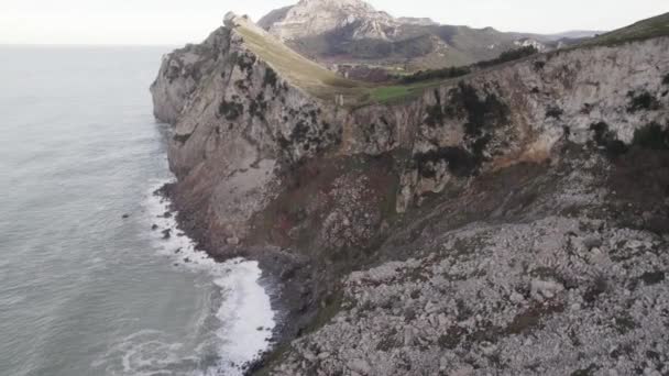 Spanya Cantabria Kasvetli Bulutlu Bir Günde Köpüklü Okyanus Dalgalarıyla Yıkanan — Stok video