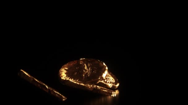 黒を背景に黄金と光沢のある古代ローマの硬貨 金が積み重ね 4K映像 — ストック動画