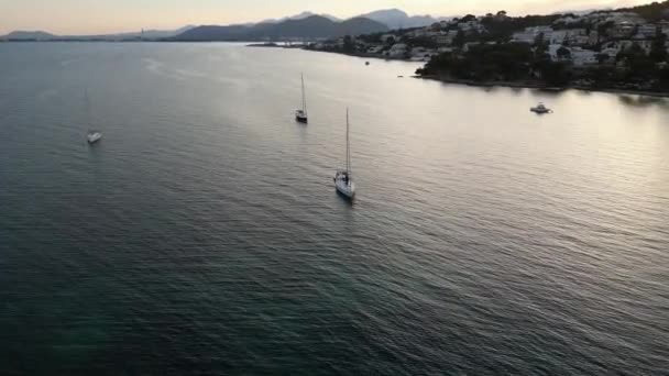 Erstaunliche Drohnen Ansicht Moderner Yachten Die Auf Der Wogenden Meeresoberfläche — Stockvideo
