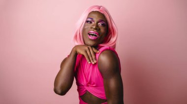 Pembe arka planda kendinden emin transseksüel kadınlar neşeli portre - Bireyselliği, stili ve mutluluğu, özel güzelliği ve modayı kutluyoruz