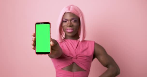 Vídeo Estúdio Uma Pessoa Africana Transexual Segurando Celular Com Tela — Vídeo de Stock