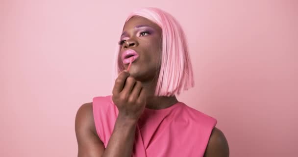Vidéo Studio Une Personne Transgenre Robe Rose Maquillant Avec Rouge — Video