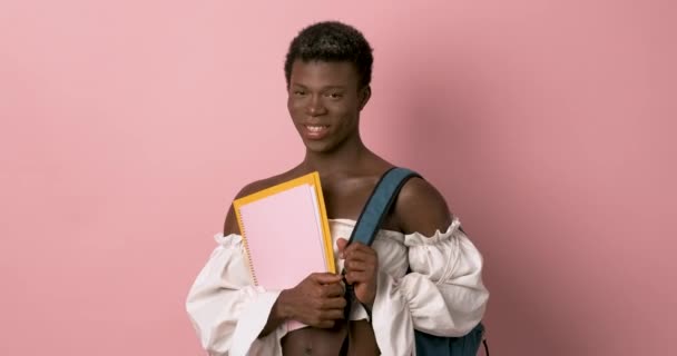 Video Studiu Šťastného Transsexuálního Afrického Studenta Taškou Notebooky — Stock video