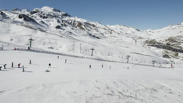 겨울에는 점없는 눈덮인 근처에 스페인의 스키장에서 스키를 사람들을 공중에서 수있다 — 스톡 사진