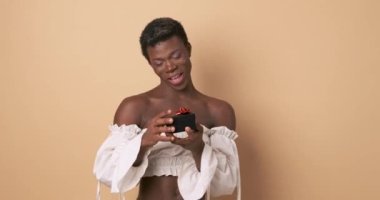 Mutlu bir transseksüel Afrikalı 'nın hediye aldığı video stüdyosunda.