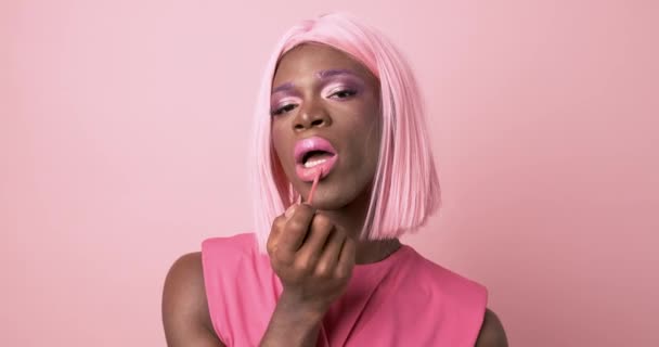 Real Time Young African American Drag Queen Wearing Pink Paruku — Stock video