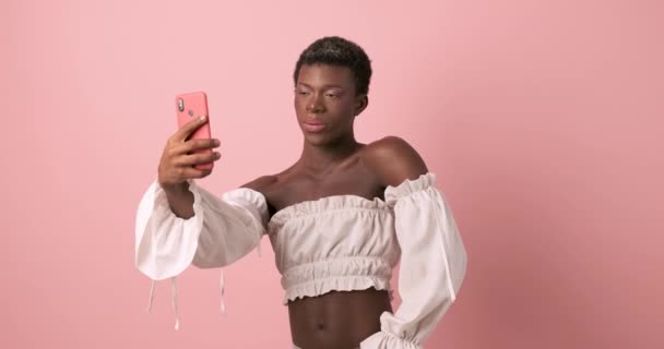 在演播室里放映的一个非洲变性者拿着手机自拍的影片 — 图库视频影像