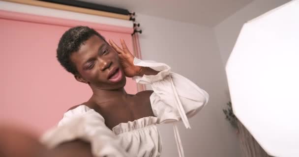 Vídeo Estúdio Uma Pessoa Transgênero Africana Dançando Posando Estúdio Fotográfico — Vídeo de Stock