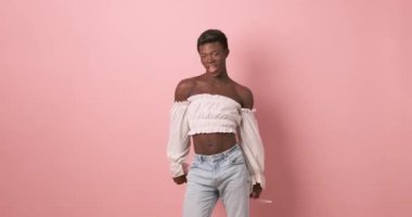 Kameraya bakarken dans eden transseksüel bir Afrikalı 'nın stüdyosundaki video.