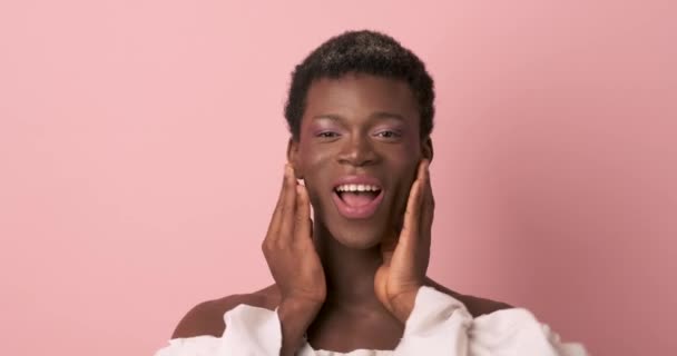 Yimser Afro Amerikan Transseksüel Çıplak Omuzlu Makyajlı Yüzüne Dokunan Gülümseyen — Stok video