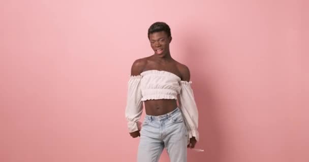Video Studio Transsexuell Avslappnad Afrikansk Person Som Dansar Medan Tittar — Stockvideo
