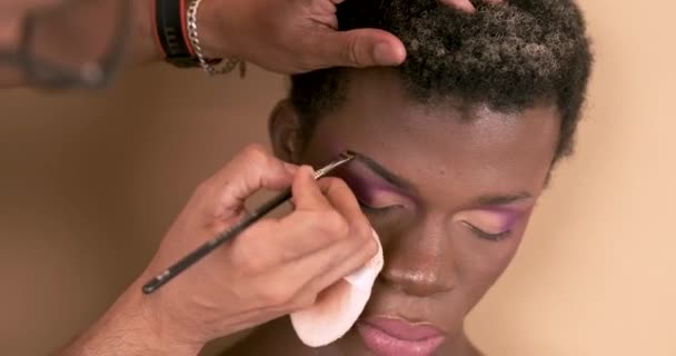 Crop Visagiste Masculino Anónimo Haciendo Maquillaje Cejas Drag Queen Afroamericano — Vídeos de Stock