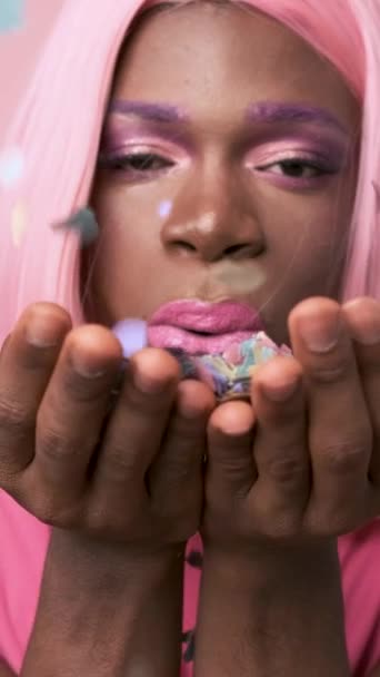 Video Studio Transsexuell Afrikansk Person Med Rosa Klänning Blåser Konfetti — Stockvideo