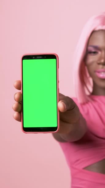 Video Studio Van Een Transgender Afrikaan Die Een Mobiele Telefoon — Stockvideo