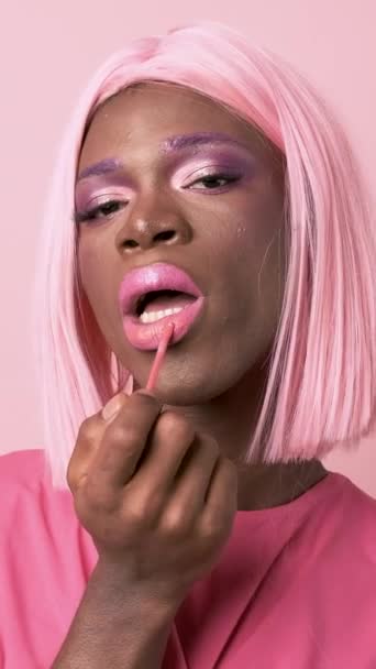 Real Time Young African American Drag Queen Wearing Pink Paruku — Stock video