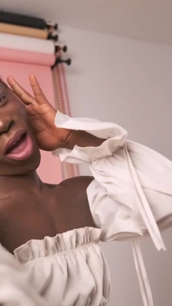 Τρανσέξουαλ Αφρικανός Χορεύει Και Ποζάρει Φωτογραφικό Στούντιο Ενώ Ηχογραφεί Selfie — Αρχείο Βίντεο