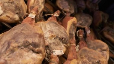 Jamon Serrano domuz bacağı fabrikası İberya jambonu endüstrisinde sallanıyor. İberya jambon özenle hazırlama süreci
