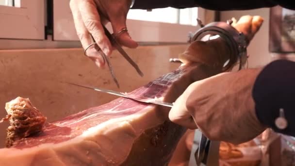 Iberský Šunka Řez Nožem Pro Muže Zpomaleném Filmu Zblízka — Stock video