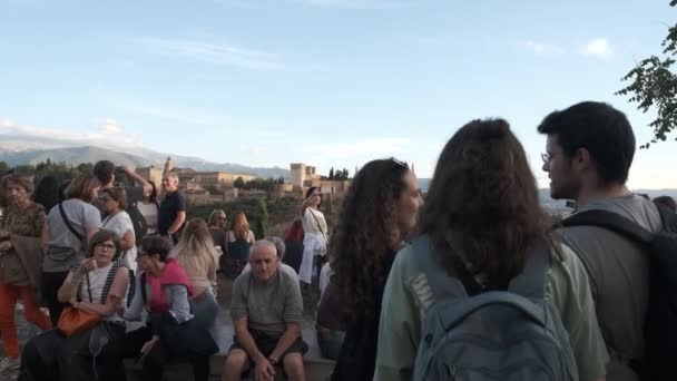 Mirador San Nicolás Con Muchos Turistas Paseando Observando Las Vistas — Vídeos de Stock