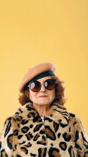 Stylish Senior Woman Sunglasses Wearing Leopard Fur Coat Beret While — Stockvideo