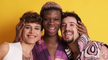 Kameraya gülümseyen üç transseksüel adamın videosunu kapat.