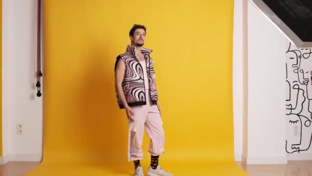 Fotoğraf Stüdyosunda Pembe Modern Kıyafetlerle Poz Veren Eşcinsel Bir Adama — Stok video