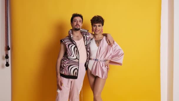 视频接近同性恋男子和穿着粉色衣服的变性人在摄影棚合影时拥抱在一起 — 图库视频影像