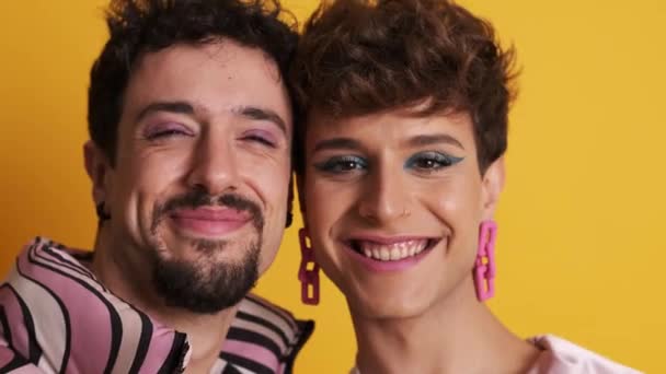 一个快乐的同性恋男人和变性人化装后对着摄像机笑的视频 — 图库视频影像