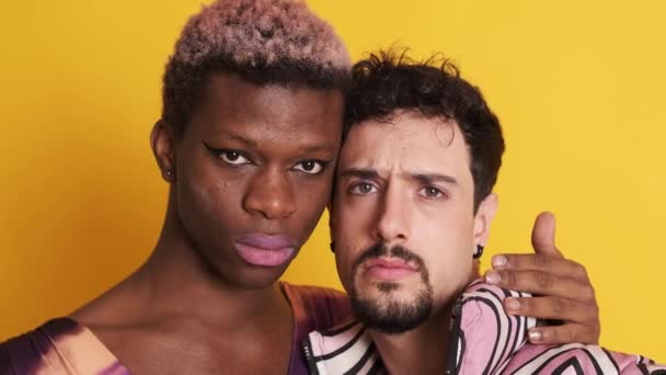 两个跨性别和同性恋男子严肃地看着摄像机的特写视频 — 图库视频影像