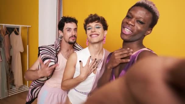 Відео Трьох Транссексуалів Позує Посміхається Приймаючи Селфі Роздягальні — стокове відео