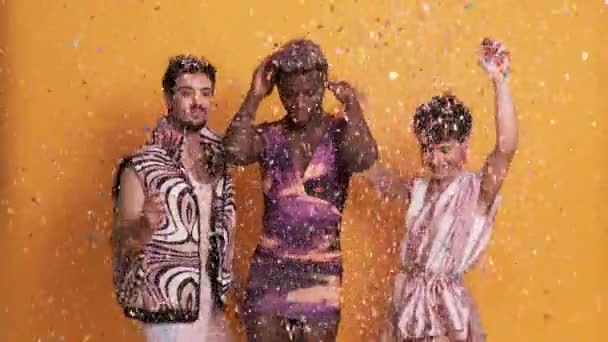 Video Van Drie Transgender Multiraciale Mensen Gooien Confetti Dansen Een — Stockvideo