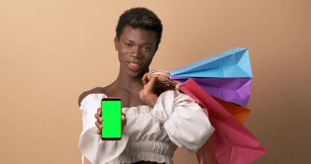 Video Studio Söt Transsexuell Afrikansk Person Som Visar Tom Skärm — Stockvideo