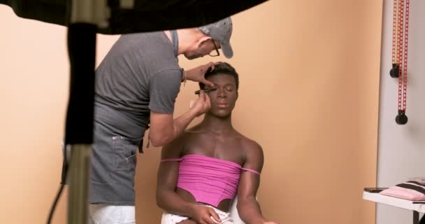 Мужчина Гример Наносит Губную Помаду Губы Афроамериканской Трансвестит Розовом Топе — стоковое видео