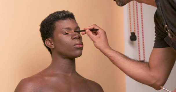 为非洲裔美国变装皇后做眉毛化妆 同时准备在光工作室拍照 — 图库视频影像