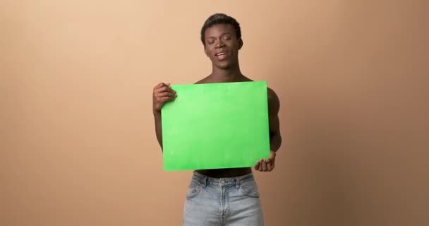 Gelukkig Jong Zwart Shirtloze Man Met Een Groene Chroma Banner — Stockvideo