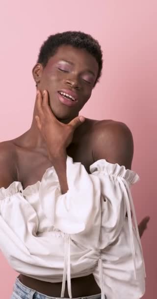 Elegante Persona Transgénero Africana Haciendo Diferentes Poses Mientras Está Pie — Vídeos de Stock