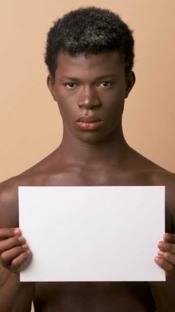 Video Studio Allvarlig Afrikansk Transpersoner Som Håller Tom Affisch För — Stockvideo