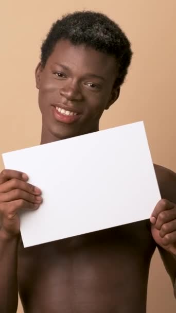 Відео Студії Веселого Африканського Чорношкірого Молодого Чоловіка Сорочки Тримає Порожній — стокове відео